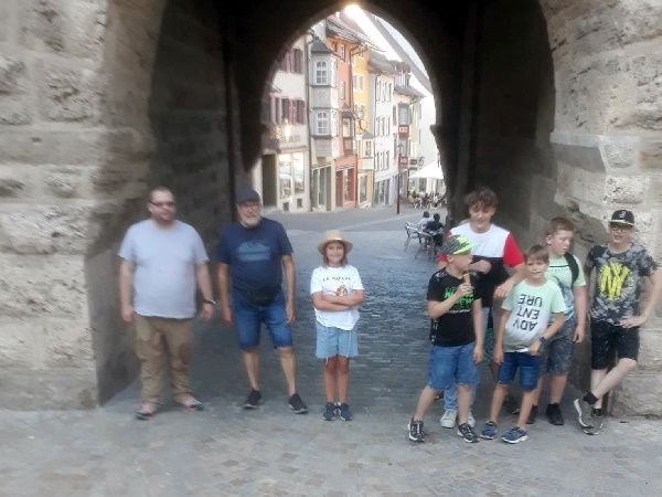 Hinter dem schwarzen Tor